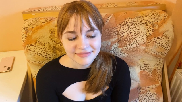 Студентка обхватила губами толстый пенис оператора, чтобы удовлетворить его