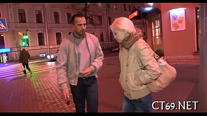 Мужик на улице познакомился с белокурой девицей, которой было некуда пойти, и пригласил ее к себе домой