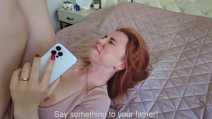 Рыжая молодуха с айфоном в руках принимает в пилотку толстый член сожителя