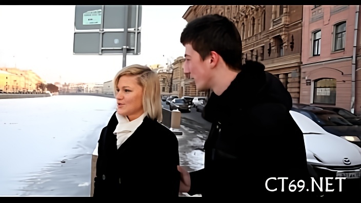 19-летняя блондинка пришла домой к пикаперу, который засосал ее с языком и оттрахал