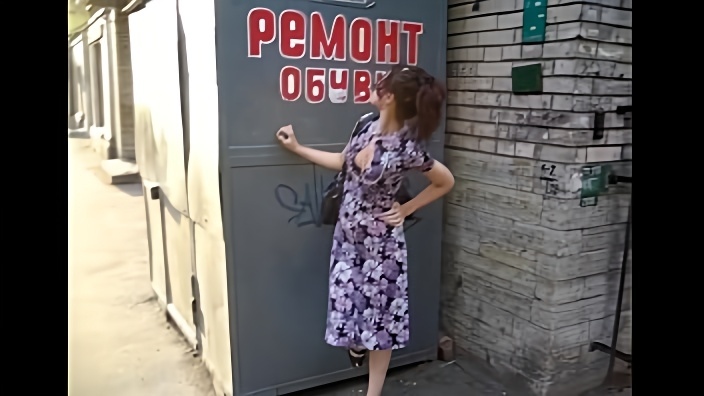 Худышке так понравился новый знакомый, что она отсосала ему в позе 69 у себя в спальне