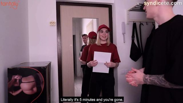 Оттрахал курьершу за тяжелую посылку - Theesome with doll - tantaly doll