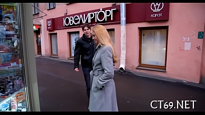 Парень с легкостью склеил длинноволосую красотку около киоска и соблазнил её на быстрый перепихон на диване с серыми подушками