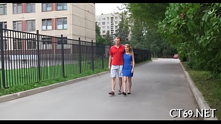 Порно с обнаженными подростками юридического возраста