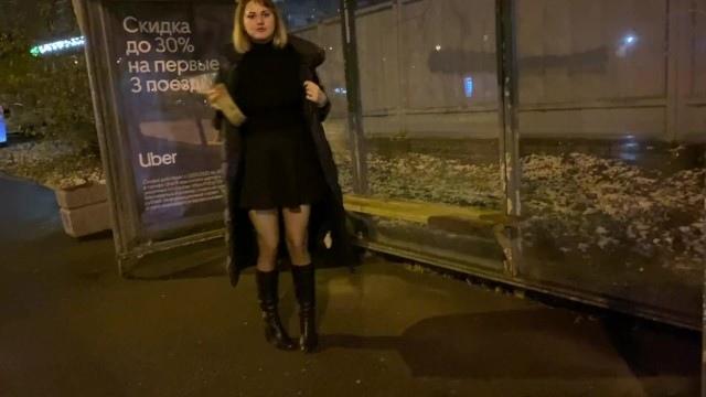 Мочись на автобусной остановке в городе!