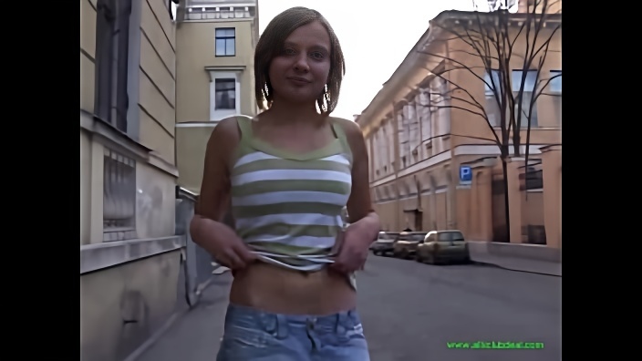 Визит домой к молодой телке закончился жестким сексом перед камерой