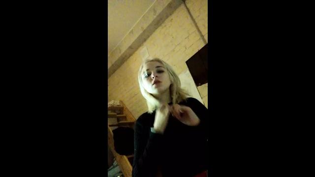 Дневной домашний стриптиз в красном нижнем белье. Часть 2