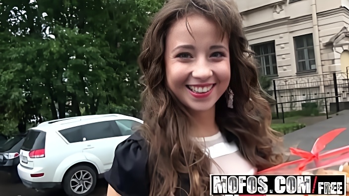 Худощавая девица с красивой улыбкой берет в рот член партнера в автомобиле