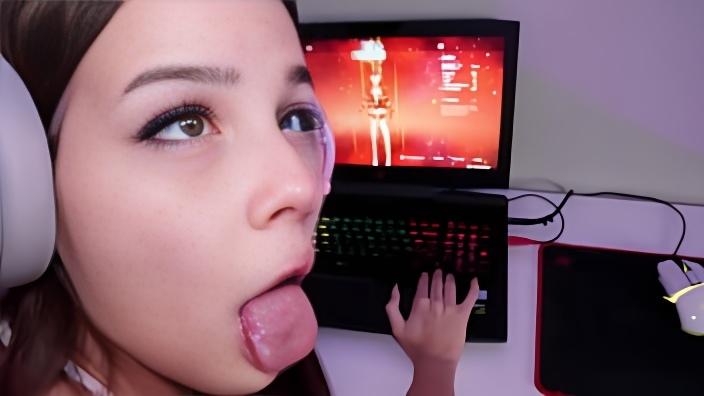 Геймерша Алина показывает ахегао и отдается бойфренду в киску около ноутбука