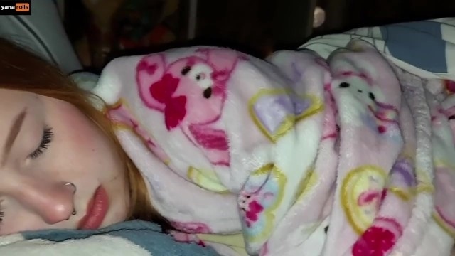 Рыжая красотка с гладкой киской разбудила сожителя ночью и принялась сосать его член