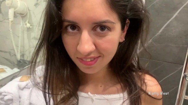 Трахаю свою однокурсницу в розовой юбке около зеркала в ванной комнате