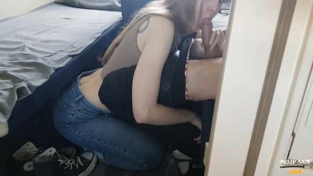 18-летняя девка с длинными волосами смачно сосет партнеру возле кровати и дает поласкать сиськи