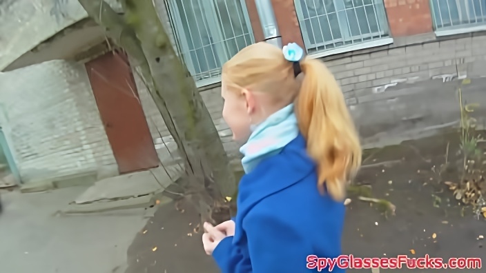 Проводил домой симпатичную блондинку и поимел ее в киску большим членом