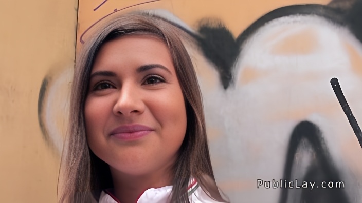 Мамаша в обуви залезла на диван, чтобы партнер трахнул ее в две дырки