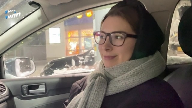 Русская стерва в очках согласилась поехать домой к другу и дала ему в пилотку