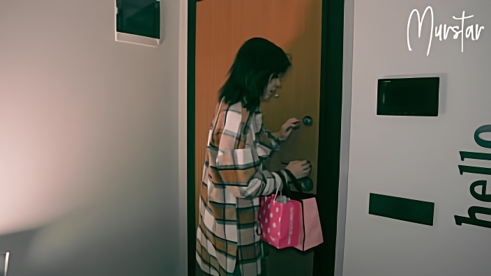 Жена в красных трусах повернулась жопой к супругу и села на его член