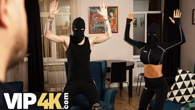 Мужик застукал у себя в доме парочку грабителей и надавал в рот молодой красотке