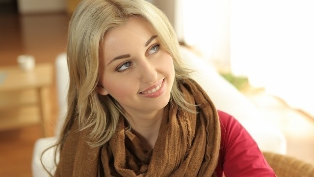 18-летняя девка с голубыми глазами отсосала зрелому хахалю и дала ему в щель на столе