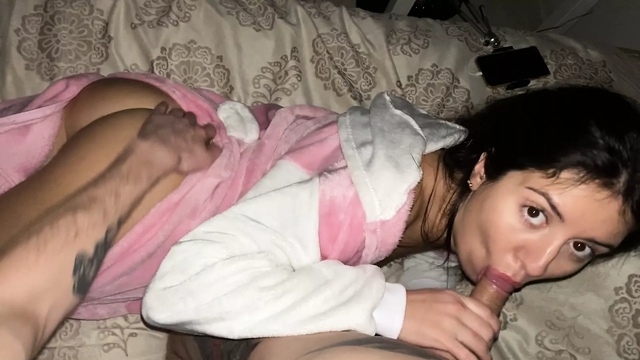 Худощавая девка в пижаме обнажила попку, чтобы татуированный хахаль поимел ее в очко