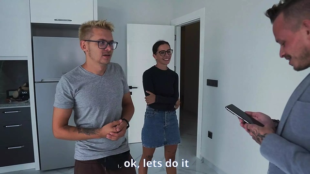 Мамочка в очках стоит на коленях перед соседом и берет в рот его пенис