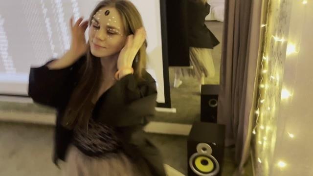 Красотка с украшениями на лице отсосала каваеру и занялась с ним страстным сексом