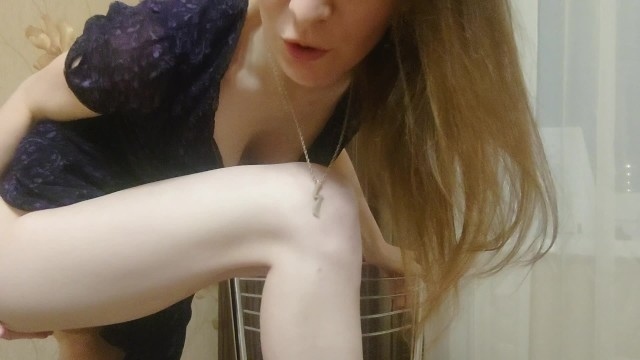 Русская разведенка с длинными волосами закинула ножку на стул и занялась мастурбацией