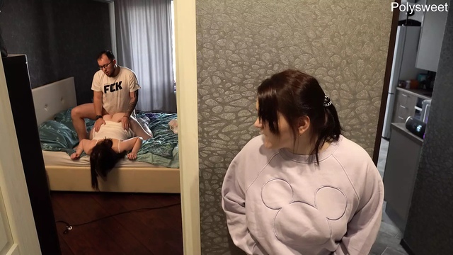 Телка в кофте подглядывает за влюбленной парочкой и пытается удовлетворить себя