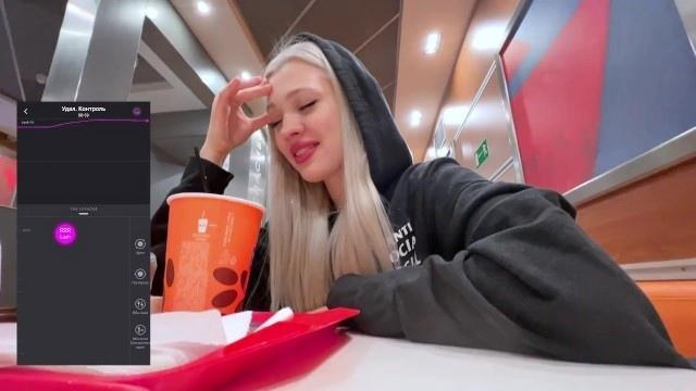 Парень отдыхает с подружкой в кафе и управляет вибратором в ее мокрой дырочке