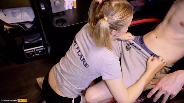 Красавица с волосами в хвостики отвлекла геймера от компьютерной игры с помощью глубокого минета