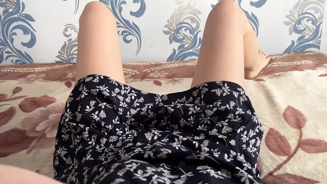 18-летняя девка с мохнатой щелью лежит на спине и дрочит вагину пальцами