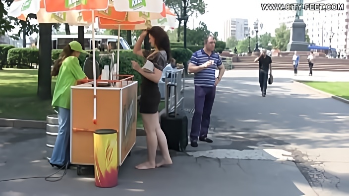 Мамочка с босыми ногами бродит по центральным улицам города