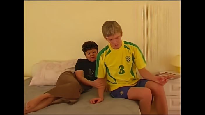 Русская женщина бальзаковского возраста захотела передать 18летнему студенту свой сексуальный опыт и разрешила трахнуть её в вагину