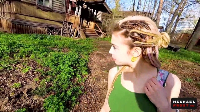 Худощавая телочка в черных трусах дает хахалю подрочить киску на веранде частного дома