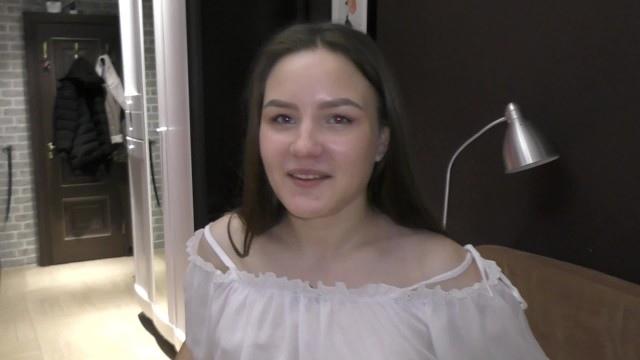 Худощавая стерва лет 18-ти сняла полупрозрачные трусы и дала в пилотку