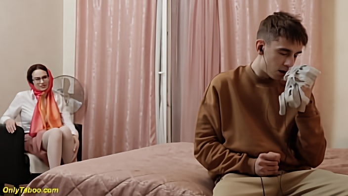 Кудрявая мамаша разделась перед молодым парнем и предложила секс без обязательств