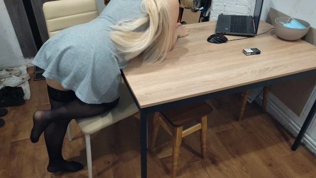 Задрал короткое платье толстозадой бабе около стола и попользовался её очком