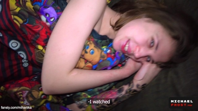 18-летняя красотка с татуировками на теле отсосала ухажеру среди ночи и дала в письку