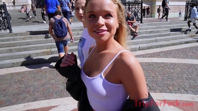 Парень зацепил двух русских красоток на улице и отодрал их обеих