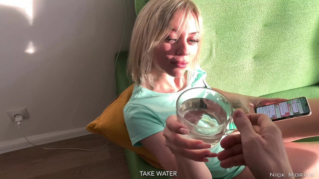 Молодой муж подсыпал опытной жене в воду порошок, чтобы она захотела с ним трахнуться