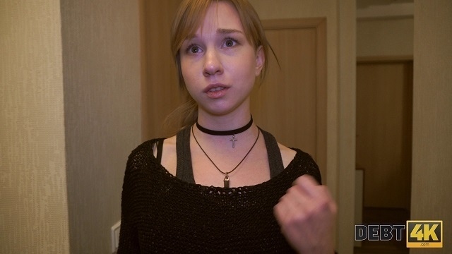 Коллектор пользуется сладкой киской 18летней клиентки банка у неё на квартире