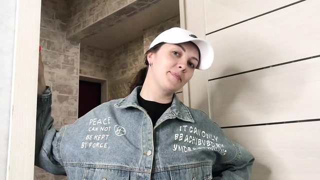 Русская мамаша в черном наряде разбудила хахаля минетом и дала ему в возбужденную пилотку