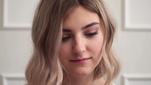 18-летняя телка на кастинге доверилась парню и дала ему полизать бритую дырочку