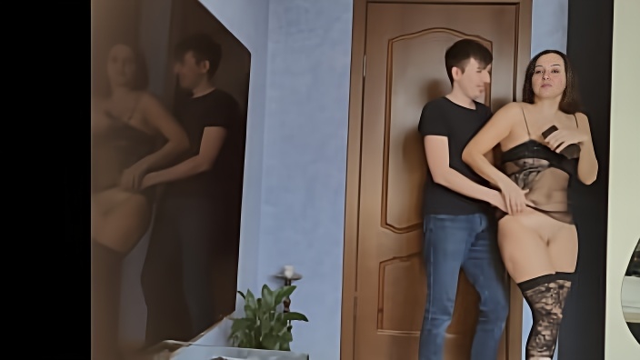 Зрелая Алина Туманова ждала мужа, но пришел молодой сосед и оттрахал её хорошенько