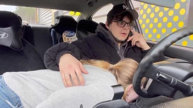 Чувак прокатил любовницу в тачке и предложил ей отсосать во время движения