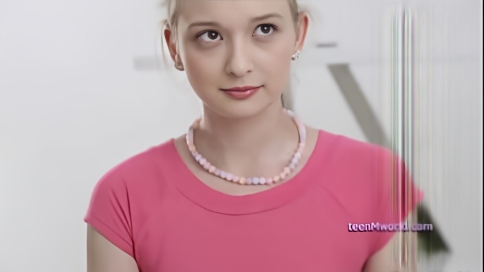 Молодая девушка с длинной косой никогда не скажет жениху про измену с массажистом