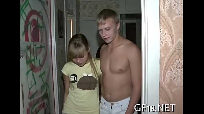 Можешь подъехать и отодрать мою невесту? Куколду очень грустно, что длинноволосая девушка чпокается с другим парнем