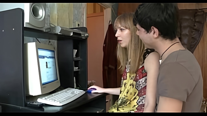 Куколд свел любимую девушку со своим другом, желая чтобы та ему изменила