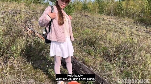 Показал ей большой гриб в лесу