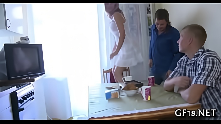 Парень сам попросил свою грудастую девушку соблазнить его приятеля, а потом посмотрел на их секс