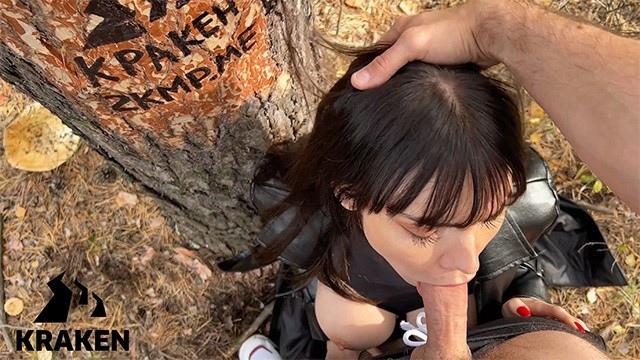 Русская потаскуха с пухлыми губками отправилась в лес с хахалем и сделала ему минет